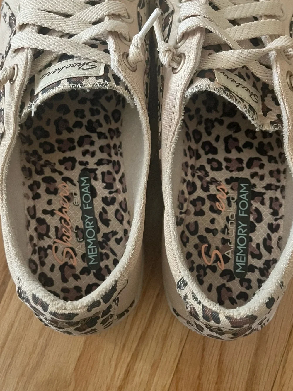 Skechers light beige