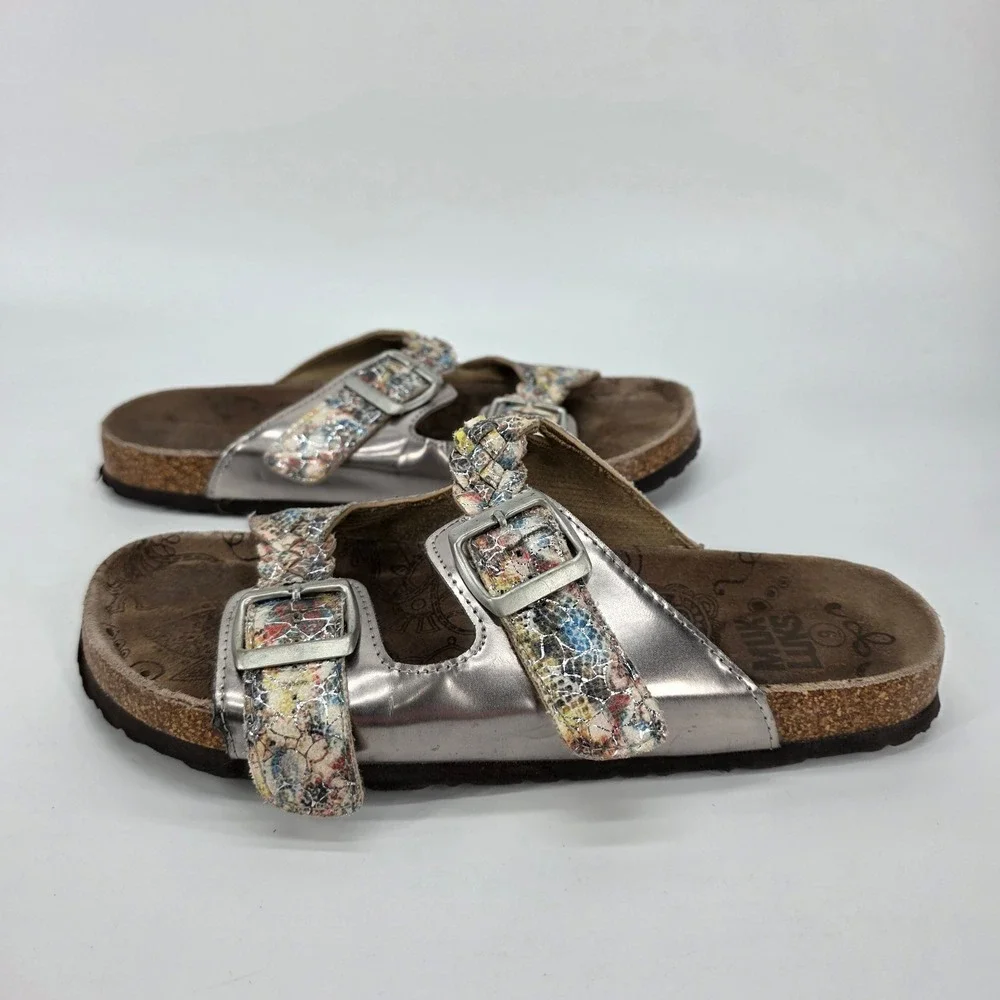 Muk Luks buckles tonal