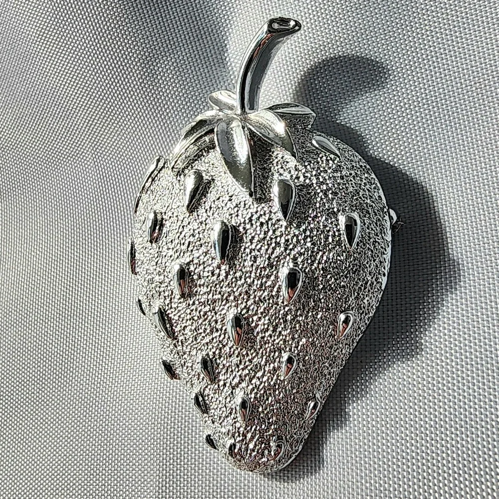 Sarah Coventry Ice Strawberry Brooch Vintage‎ Fruit Pin Silver Tone Textured