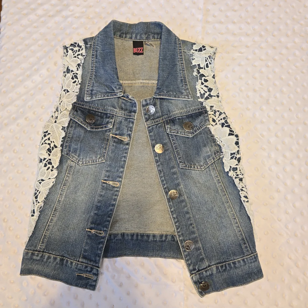 Buzz Women's Denim‎ Vest with Lace Accents