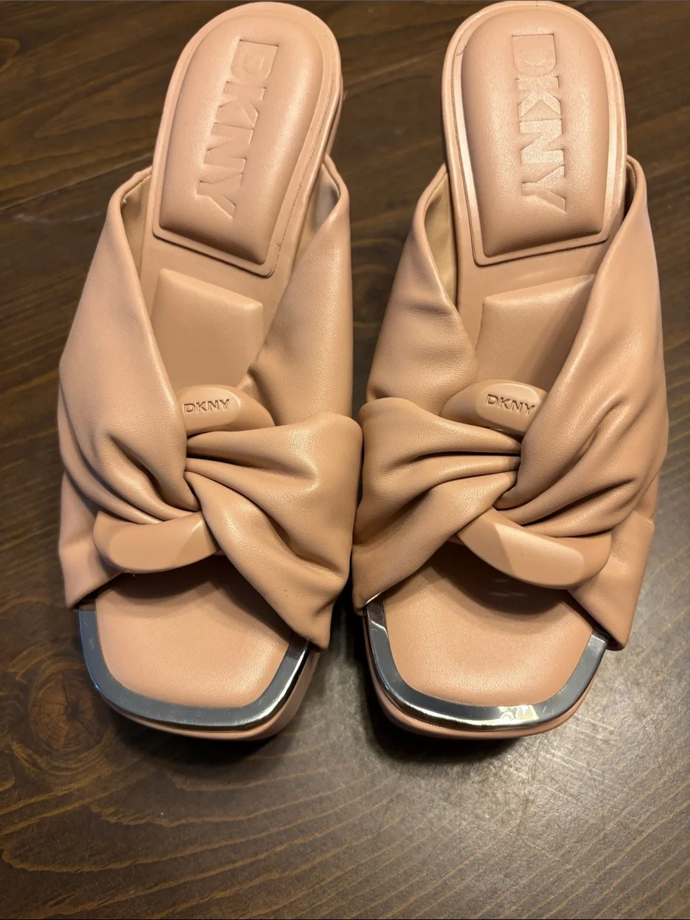 Dkny stylish knotted