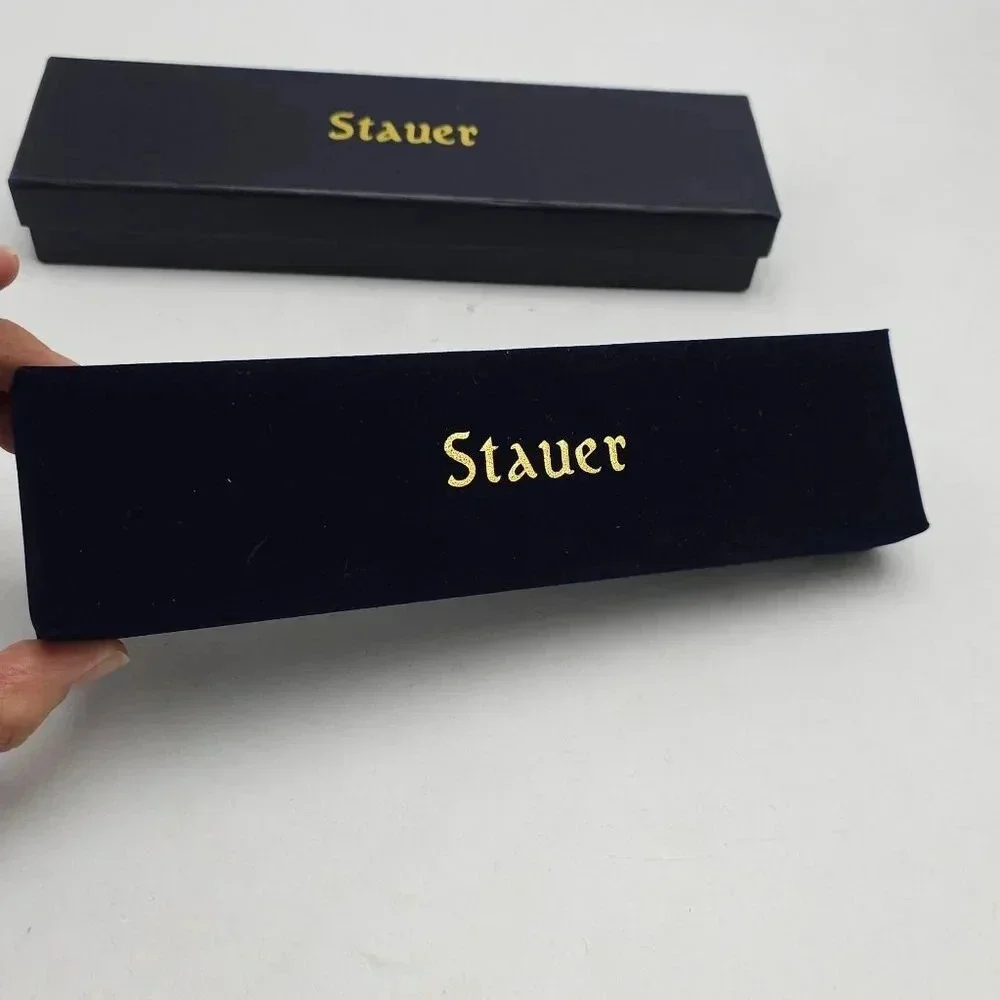 Stauer closure plainness comes