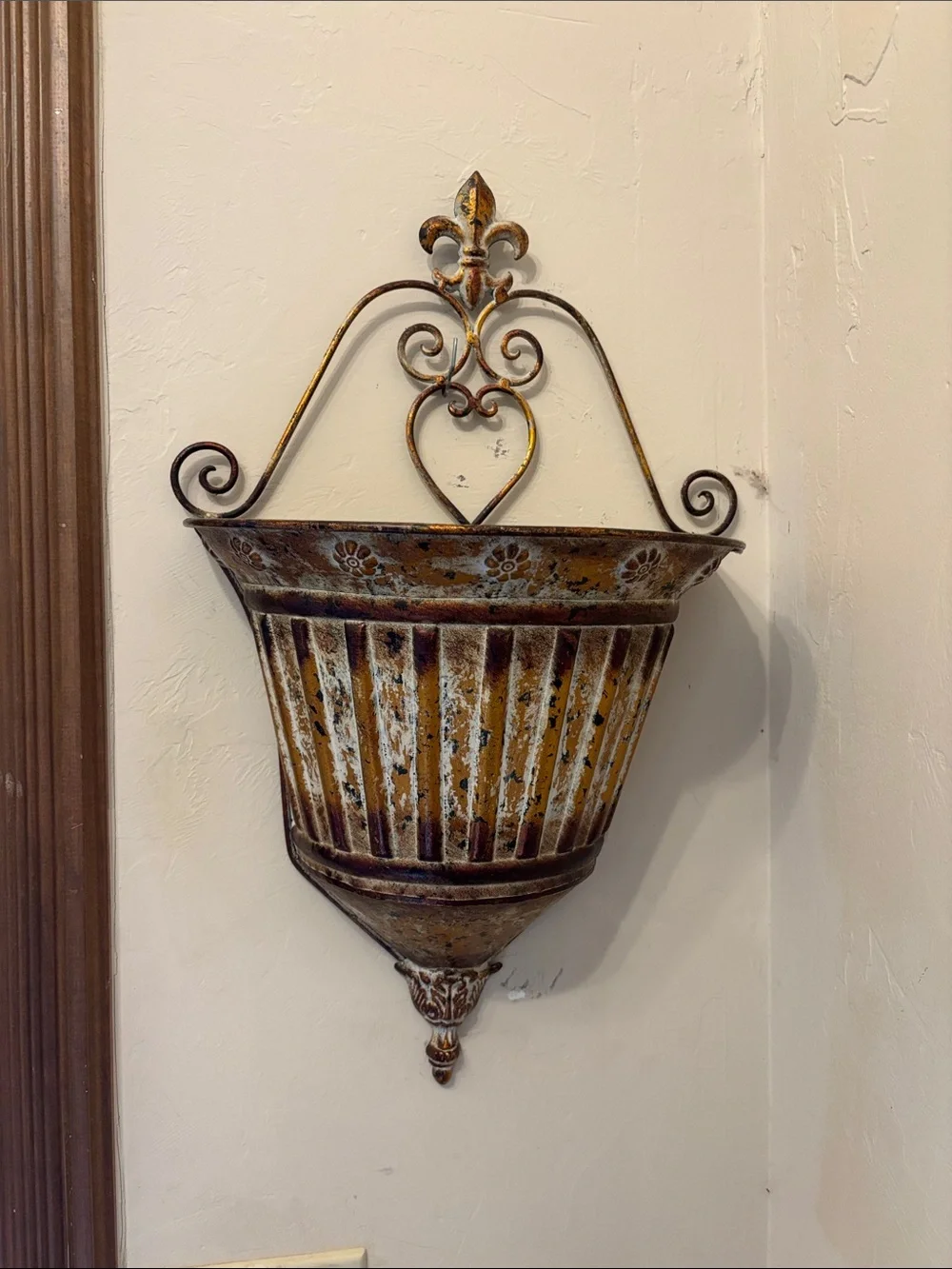 Rustic metal wall mounted planter!