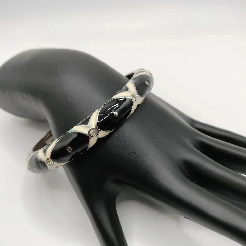 Unbranded silver tone