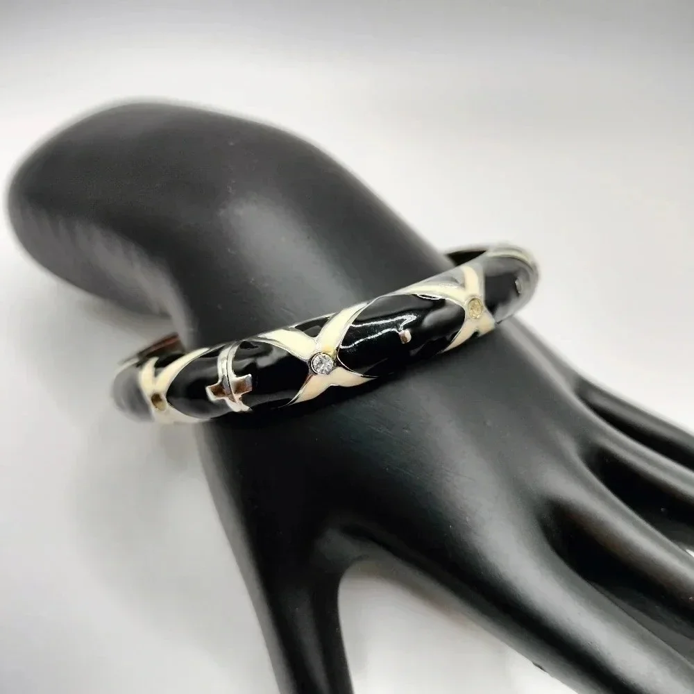 Unbranded silver tone