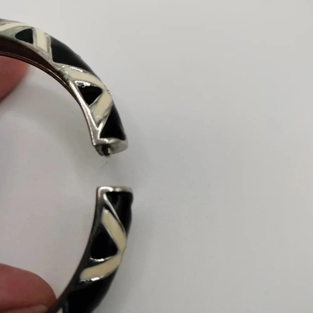 Unbranded silver tone