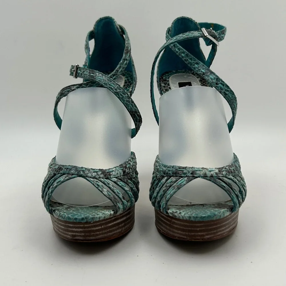 White House Black Market emilia platform