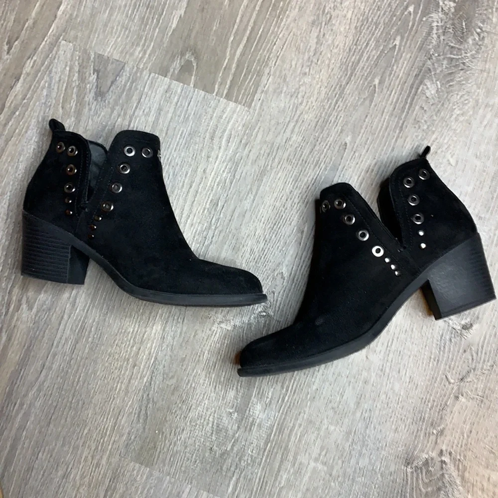 N/A black suede