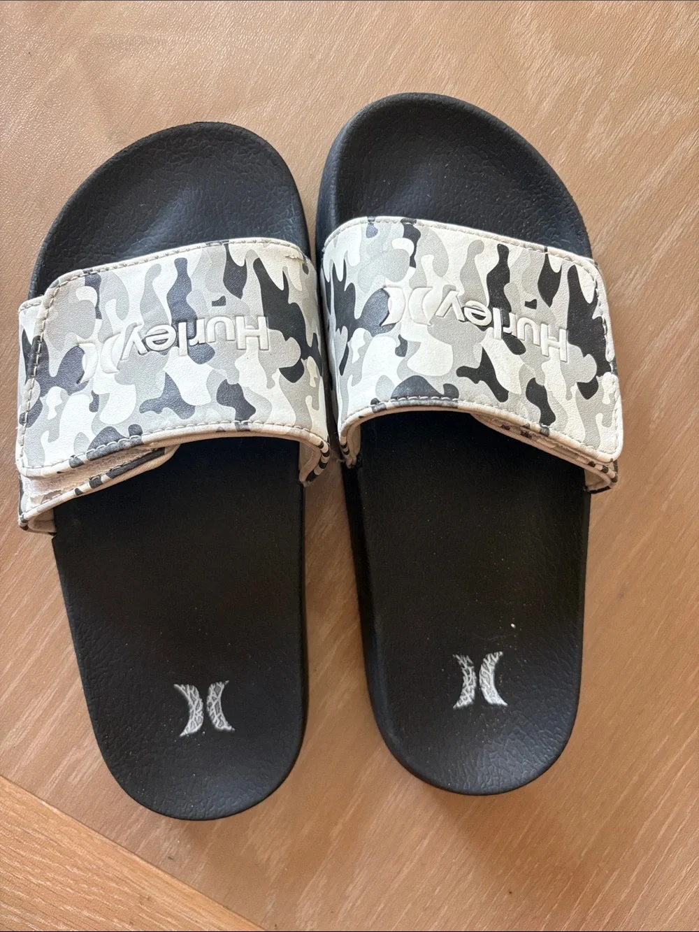 Hurley Kids Black Footbed with Gray Camo Adjustable Strap Slides