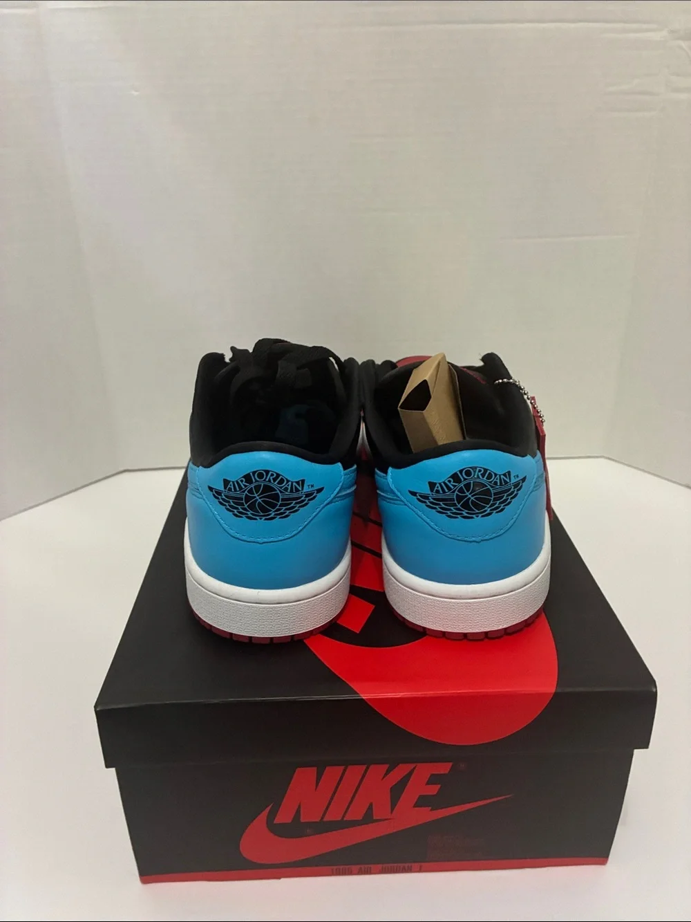Nike sneakers bold