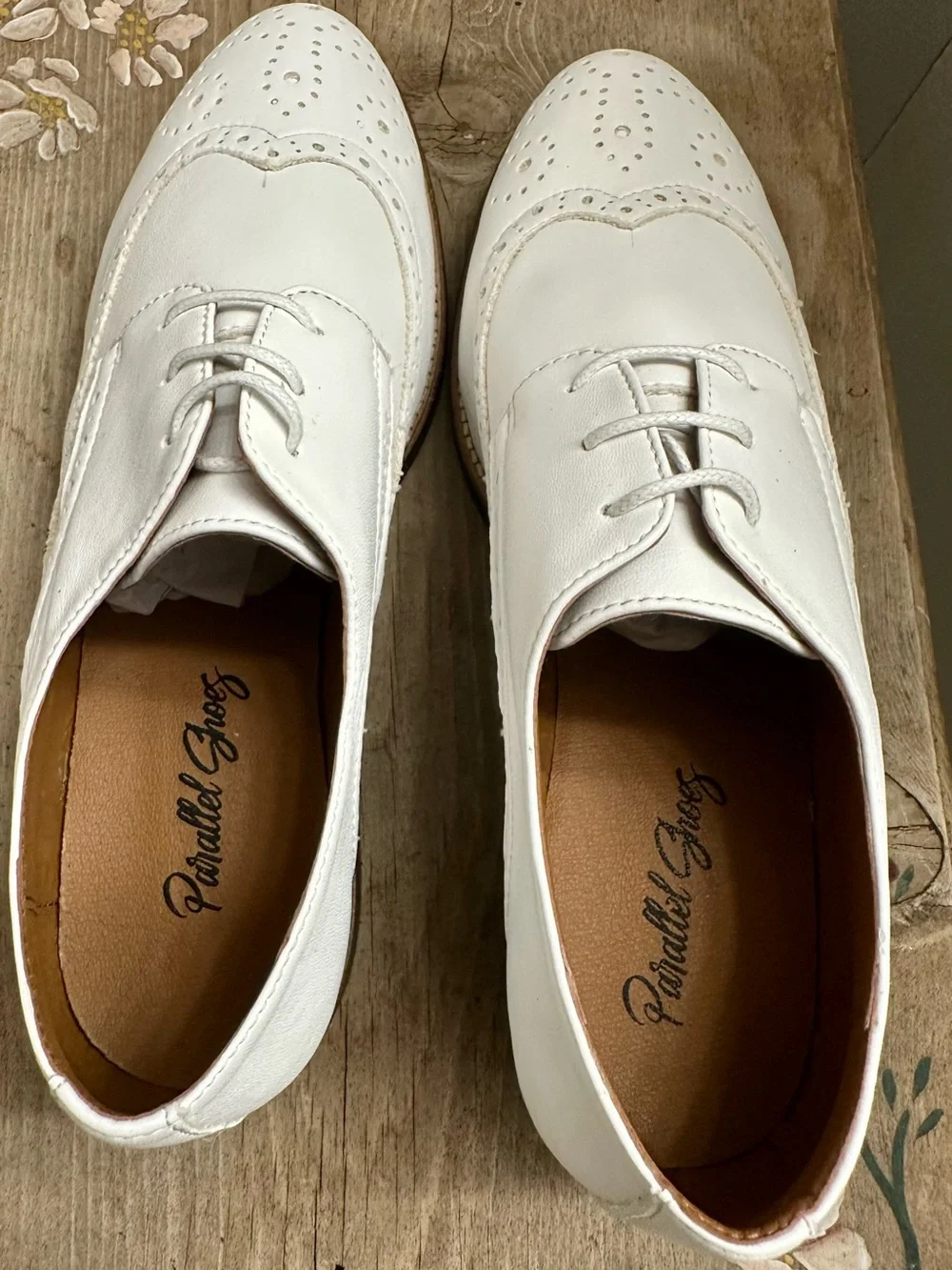 Parallelle white wingtip