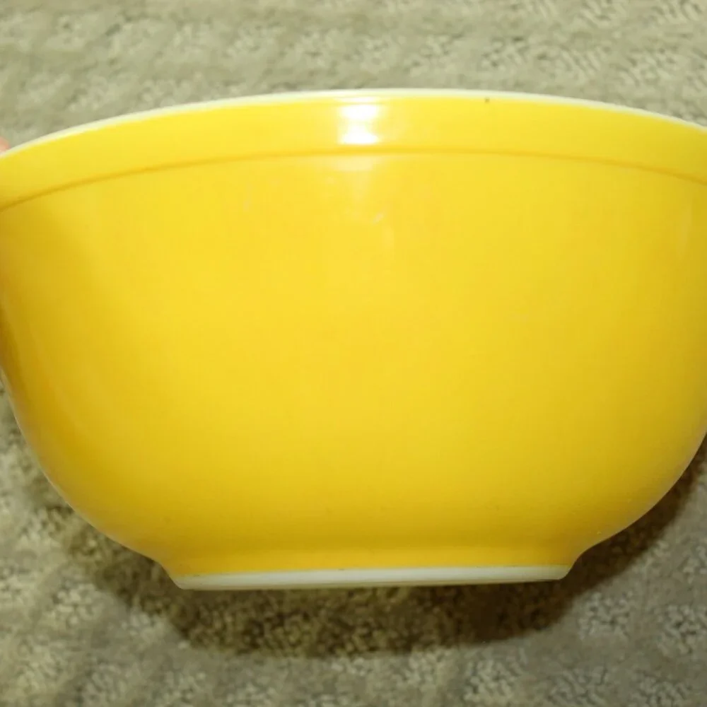 Vintage PYREX Bright Yellow Mixing Nesting Bowl 403 2 1/2 Qt from 50’s  Pristine