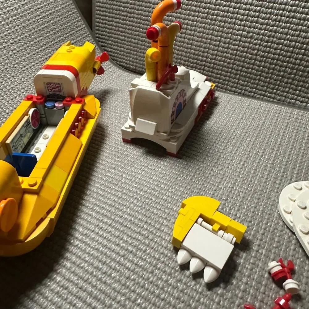 LEGO Ideas The Beatles Yellow Submarine ONLY 21306 Mostly Complete no figs