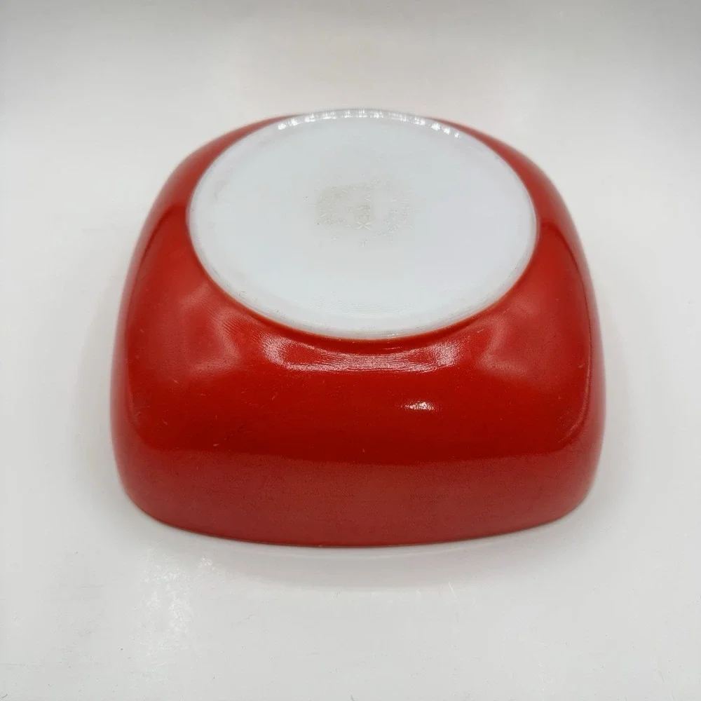 Vintage Retro Pyrex Red Milk Glass Serving Dish 525B - 0252 2.5 Qt 9.25