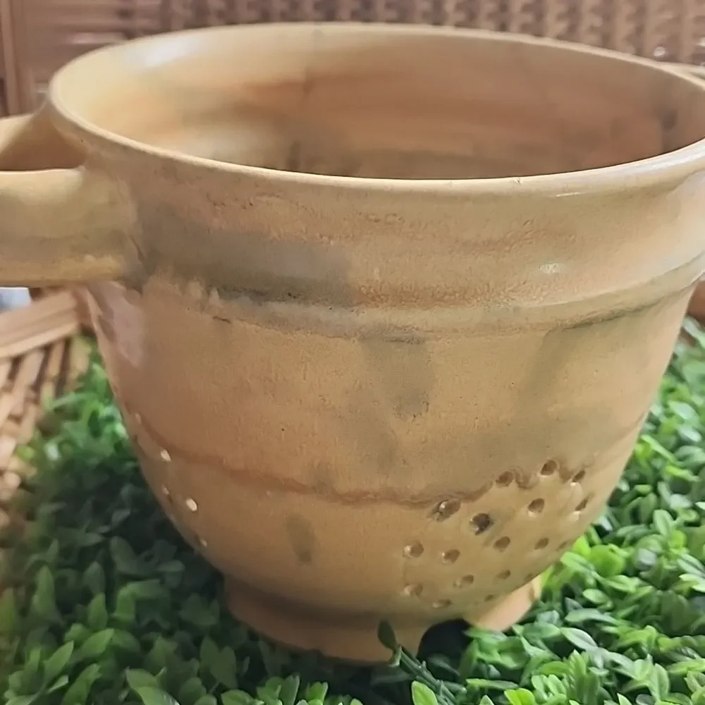Jim Davis Pottery colkander art mustard