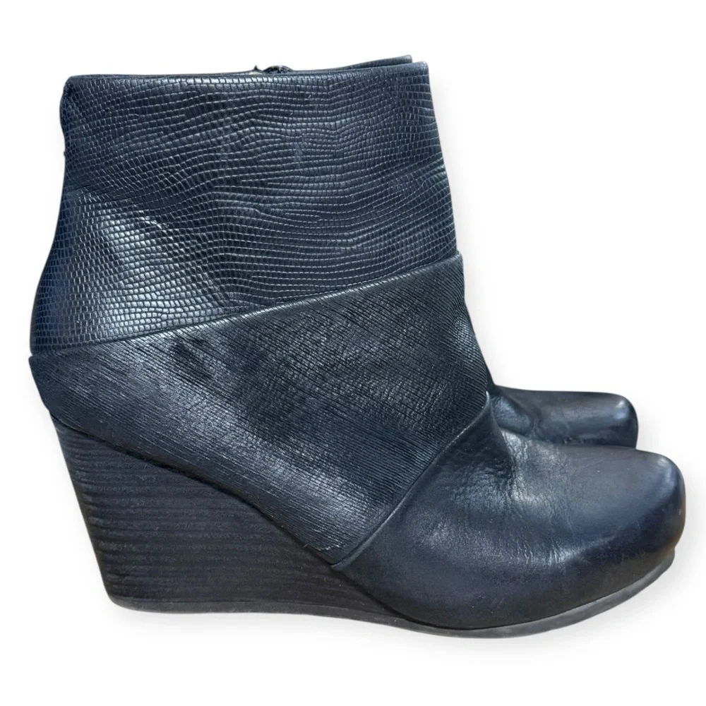 OTBT Dharma Black Textured‎ Wedge Boots