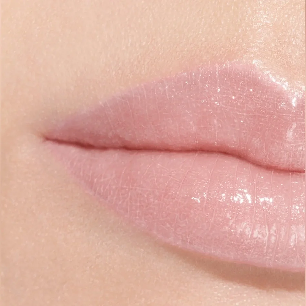 CHANEL offers lip olive