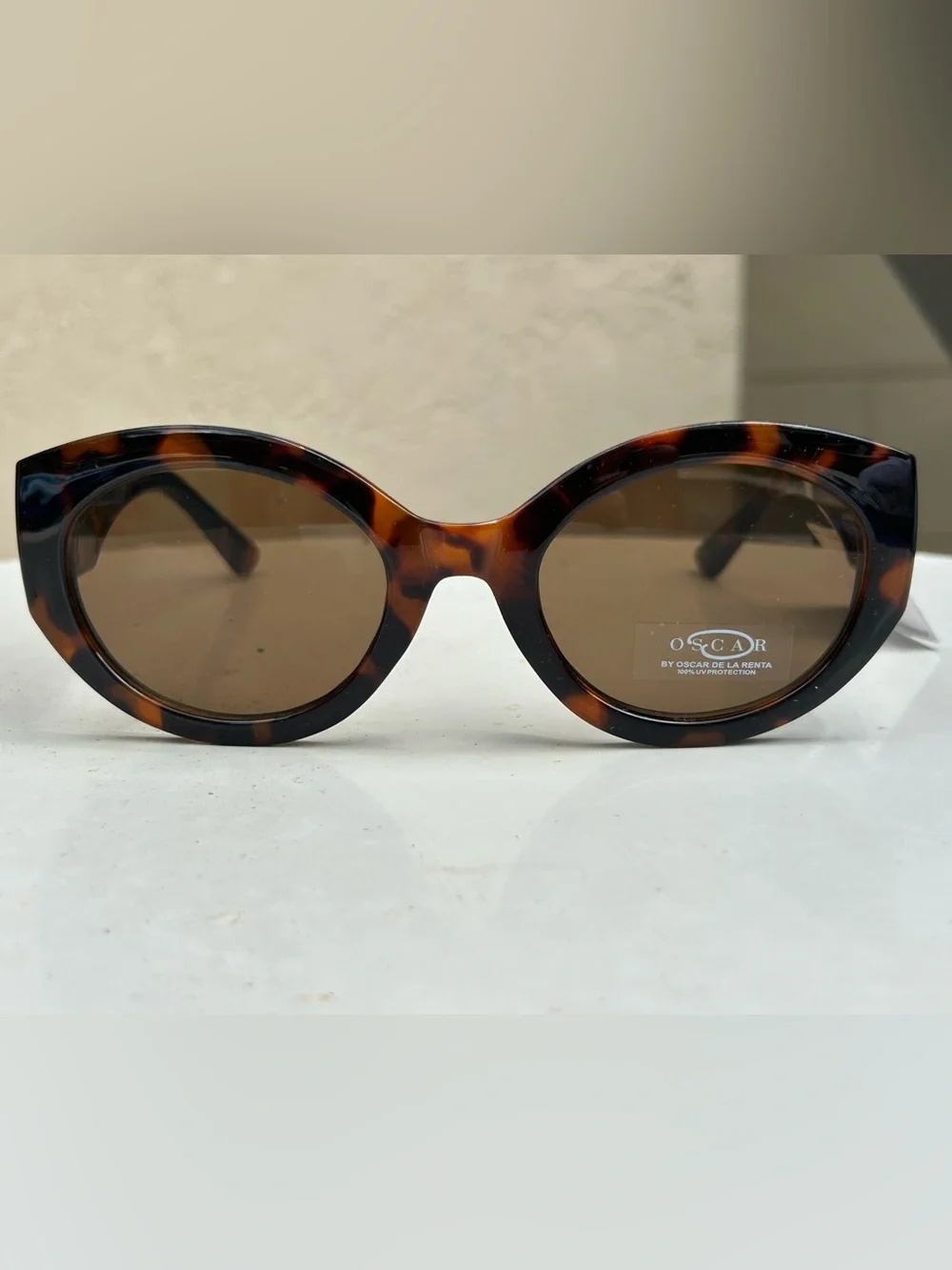 Oscar de la Renta sophisticated cat