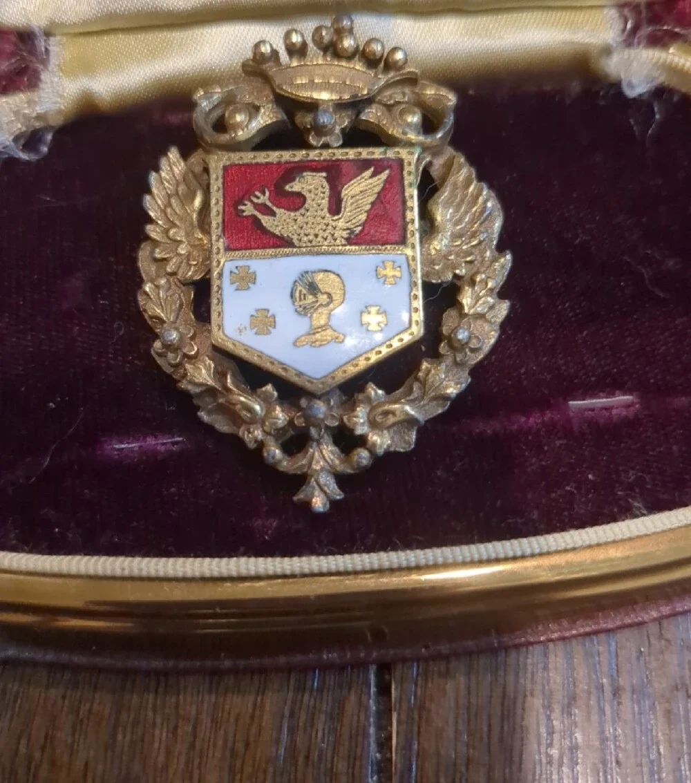 Coro ornate gold