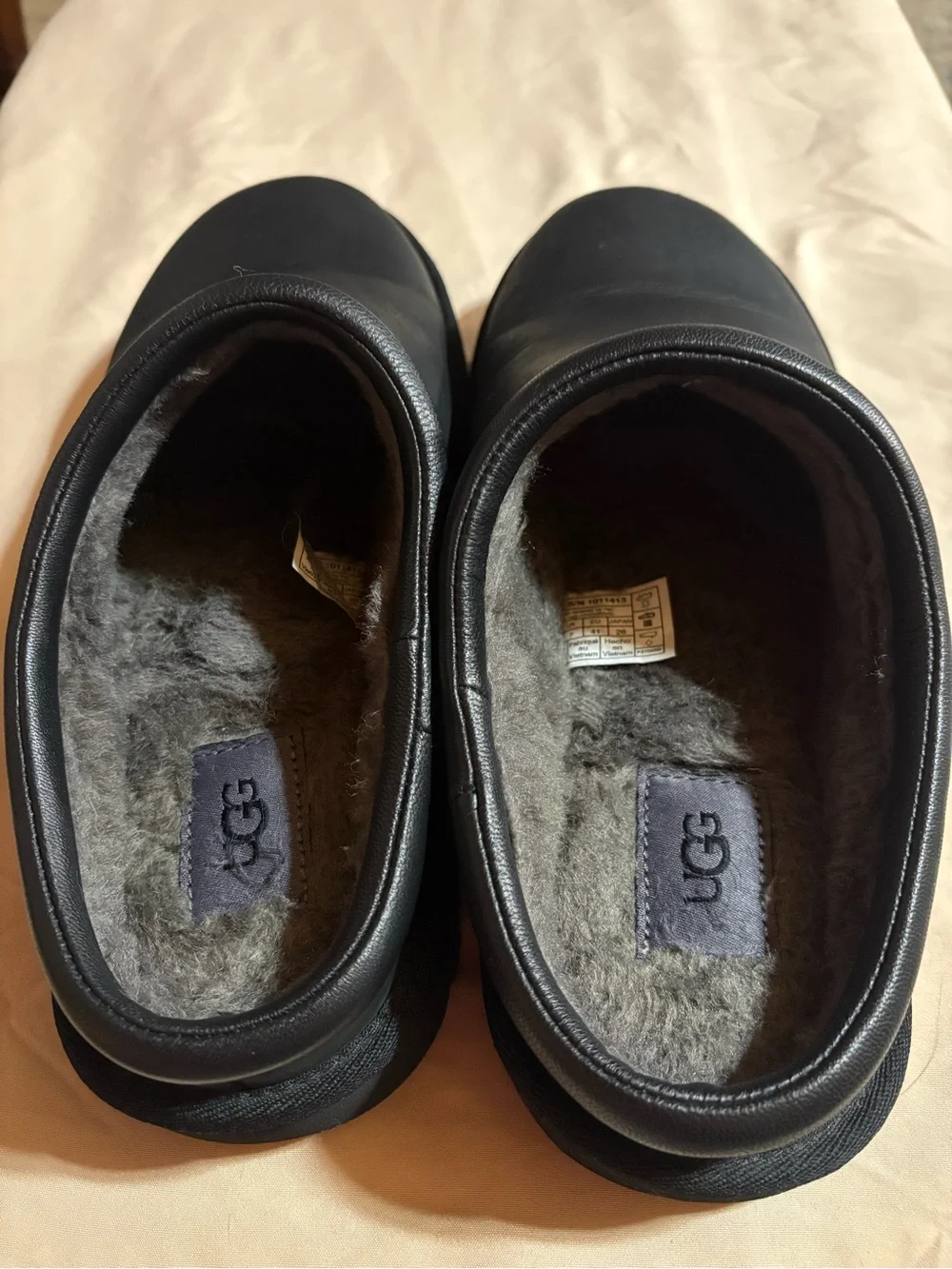 UGG smooth black
