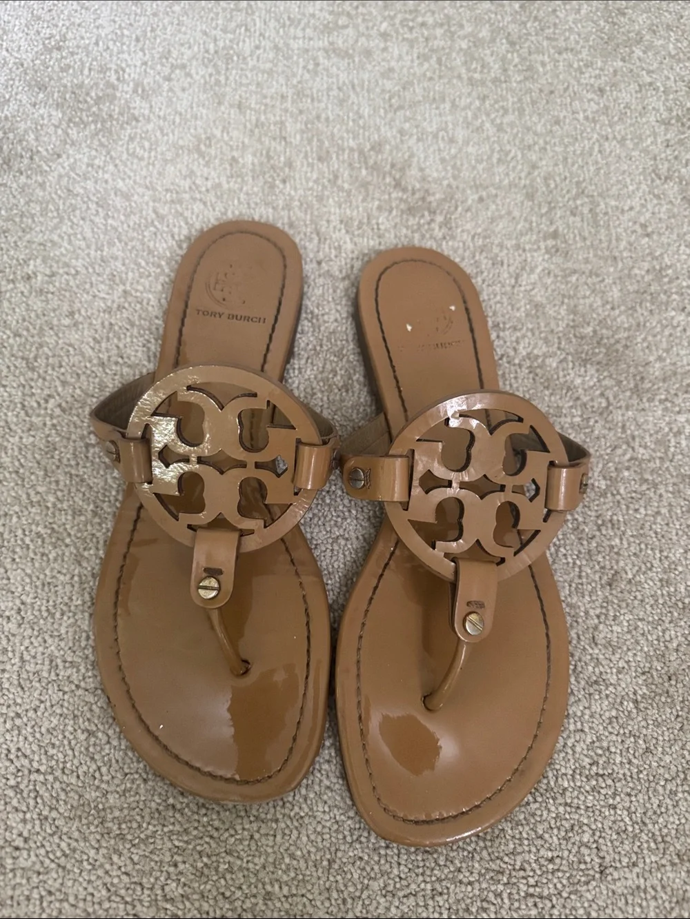 Tory Burch Patent Leather Logo Thong Sandals in Tan