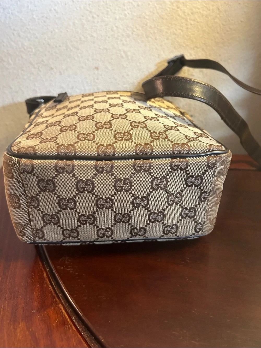 Gucci compact messenger