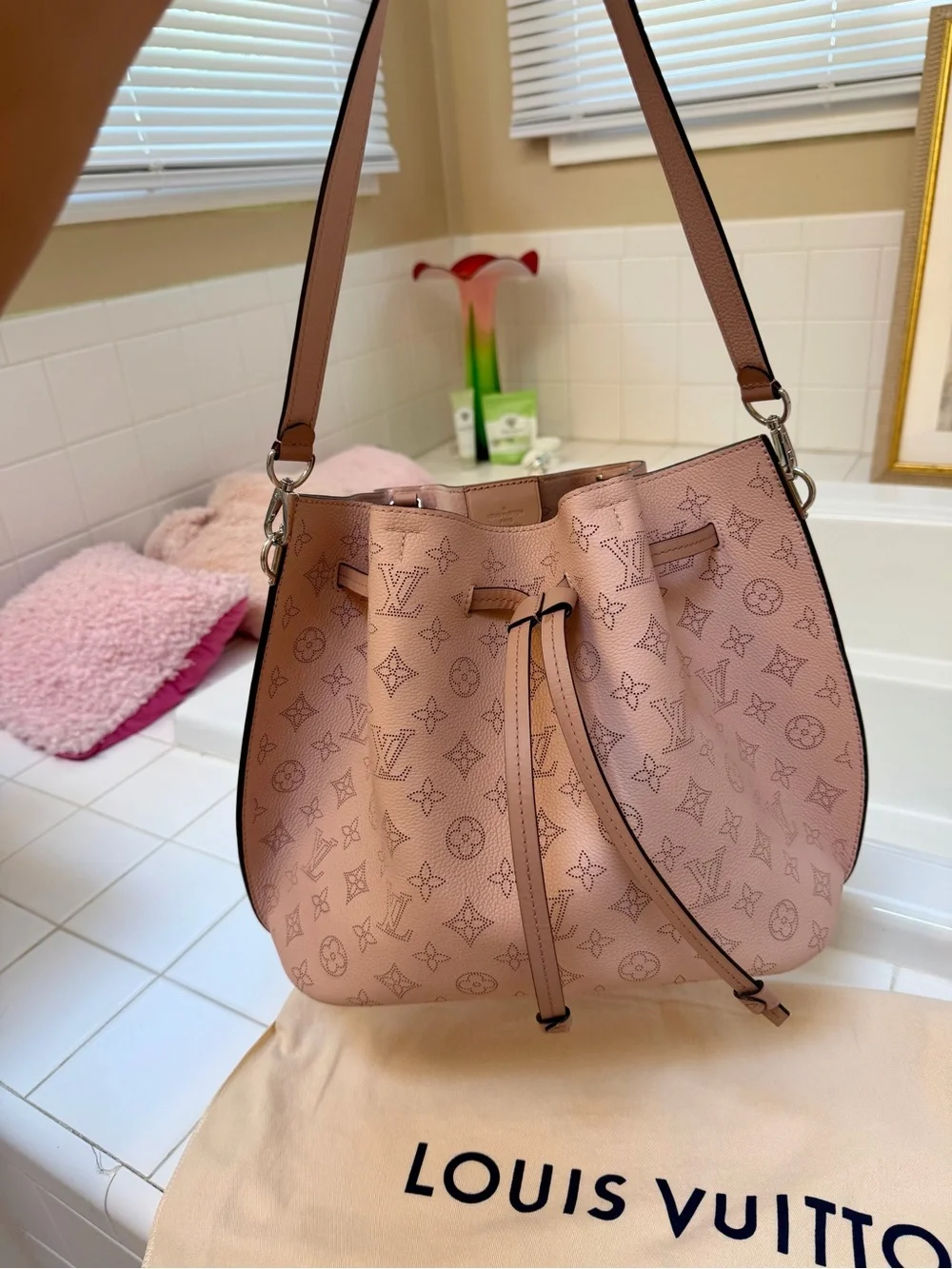 Louis Vuitton Mahina Girolatta Magnolia Handbag Pink