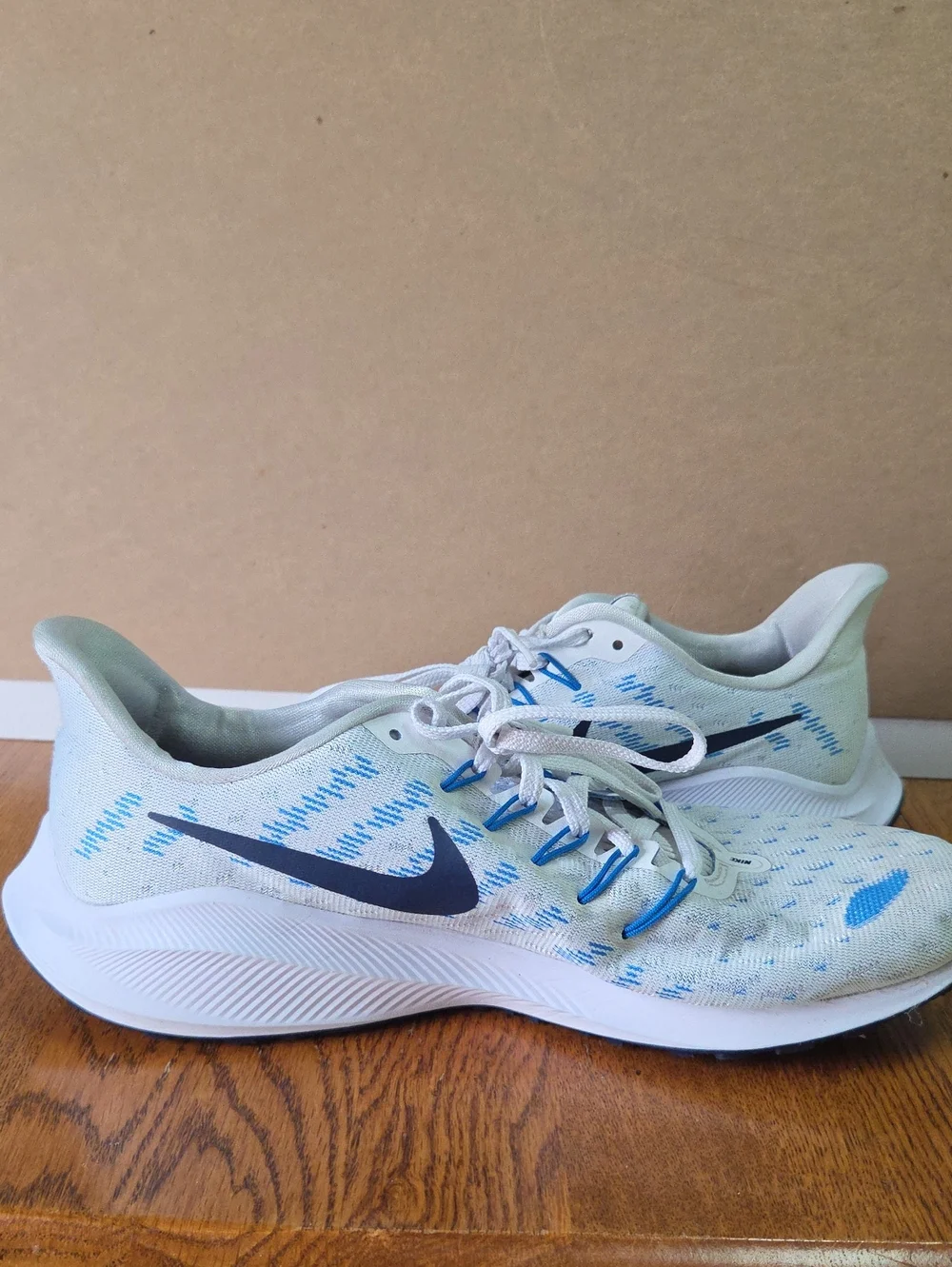 Nike Air Zoom Vomero 14 sneakers 2019 in a white and blue colorway.
