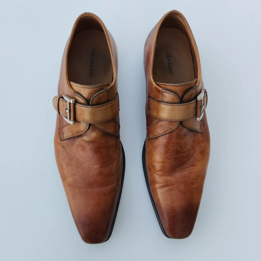 Magnanni shown strap