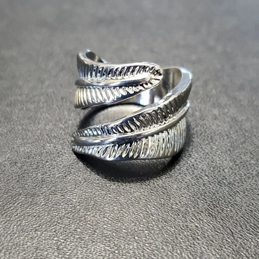 Silver tone textured leaf ring size 7.5