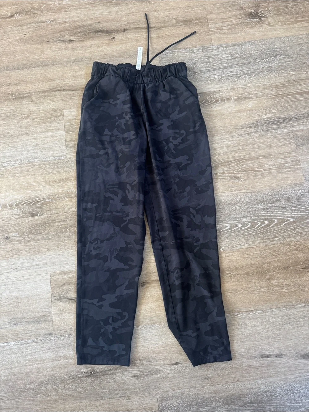 Lululemon Women Black Camo Jogger Pants - size 6