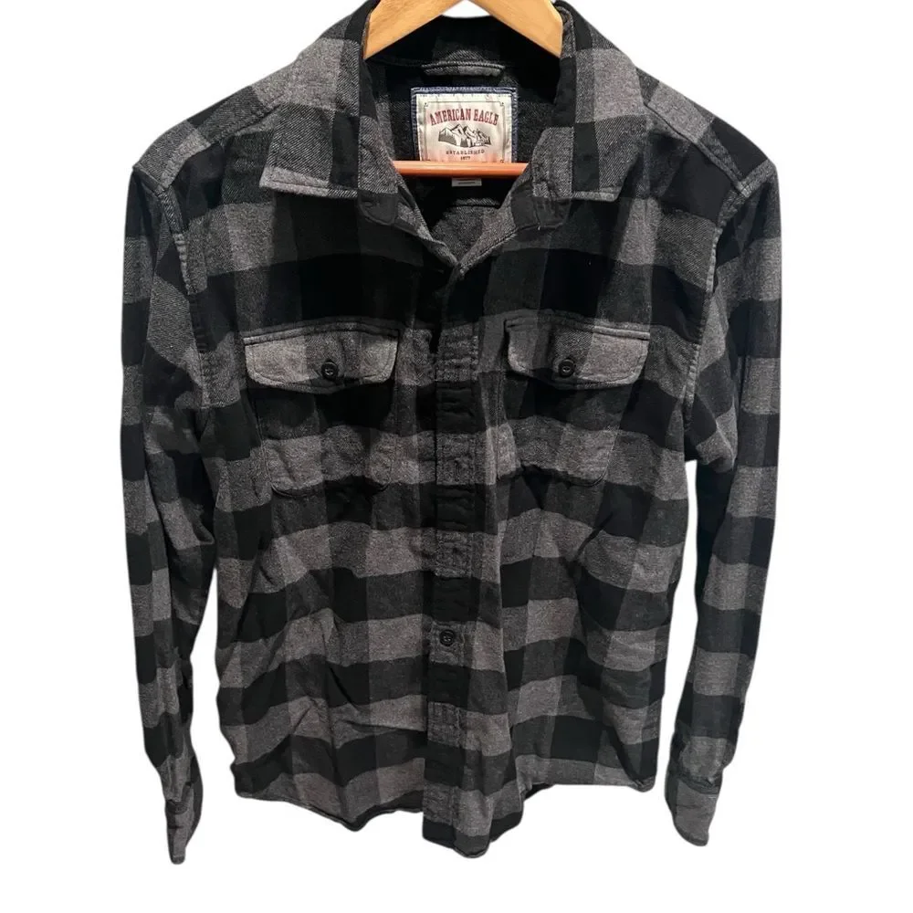 American Eagle Charcoal grey and Black plaid‎ flannel men’s medium Shirt