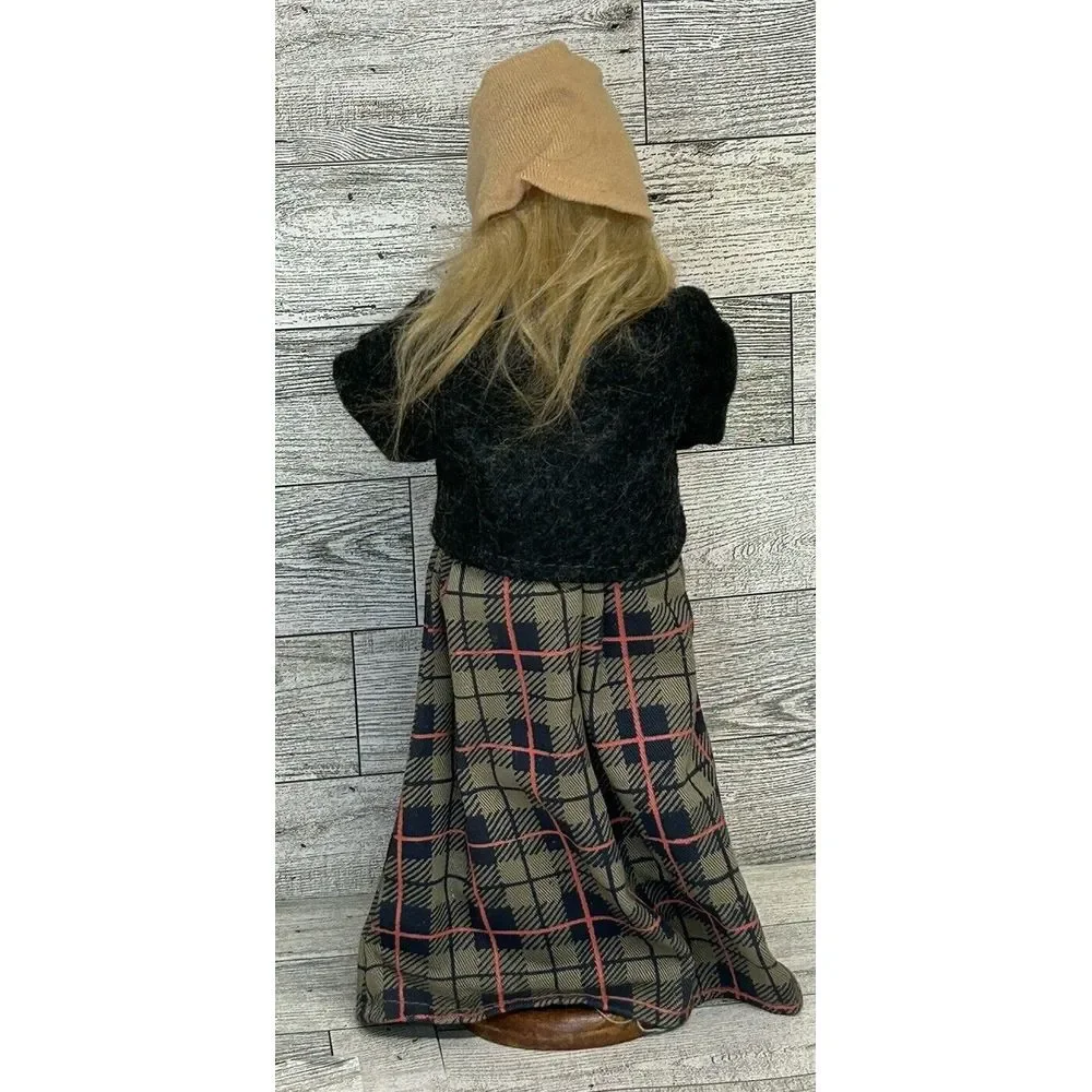 CHRISTMAS CAROLER FEMALE 12