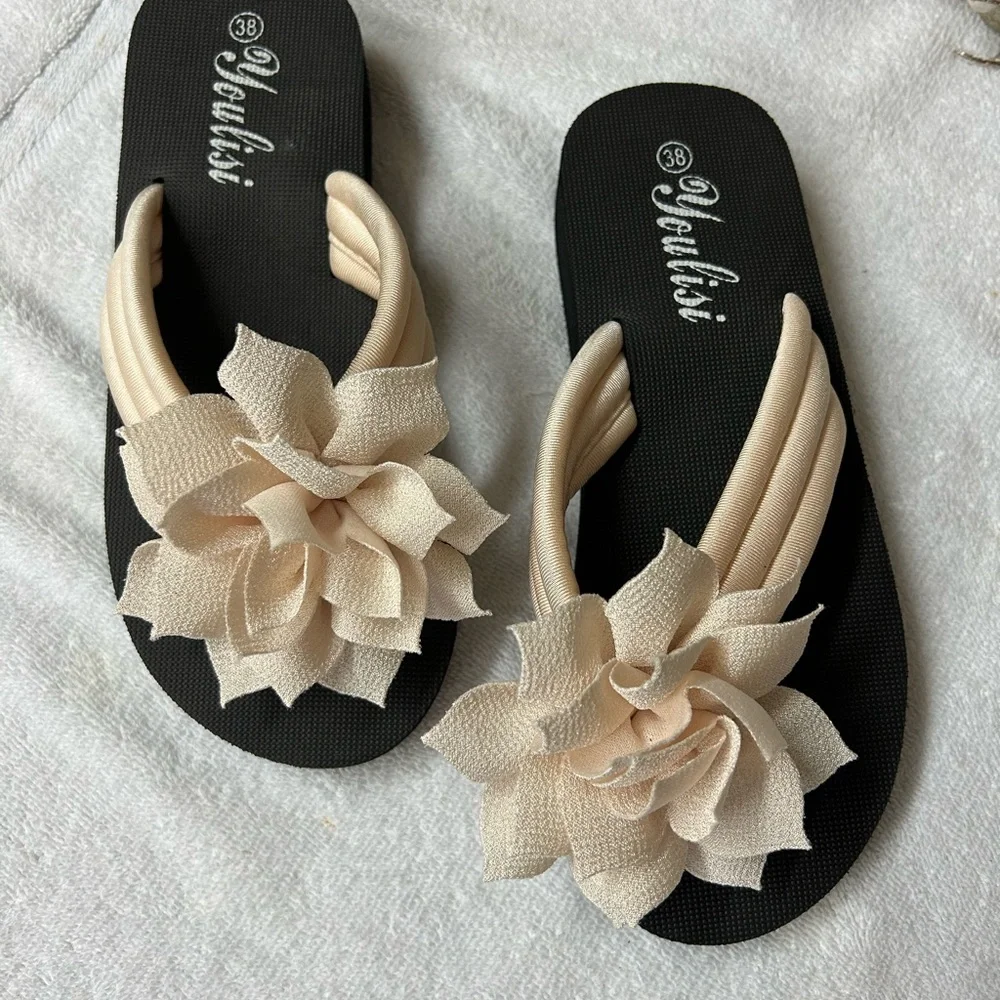 NEW! Women's Black and Cream Floral Sandals