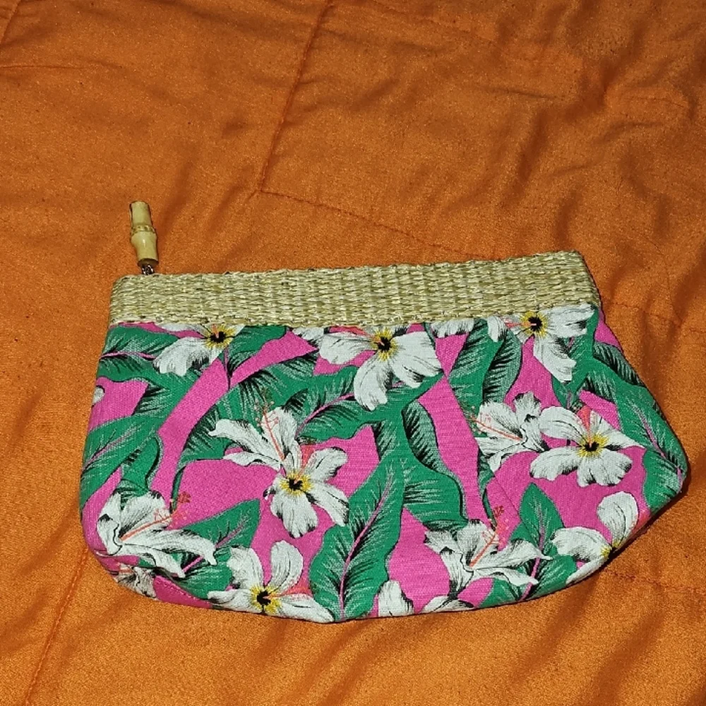 ESTEE LAUDER Like New Floral Makeup Bag With Zipper!!