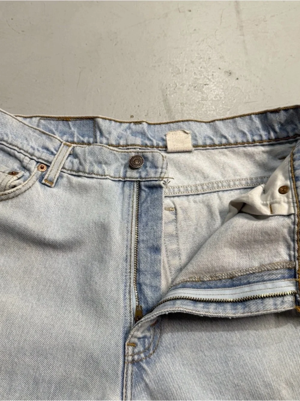 Vintage Levis 550 Womens 12 Reg Jeans Relaxed Tapered Leg Blue Light Wash 90s