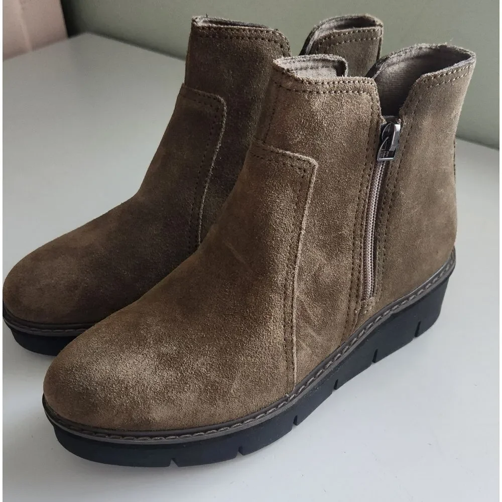 Clarks distintive outside
