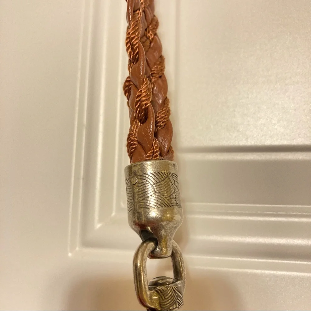 The Sak supporting accents work
