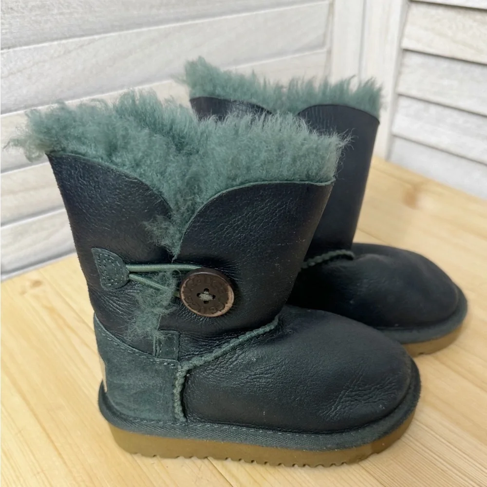 UGG bailey button