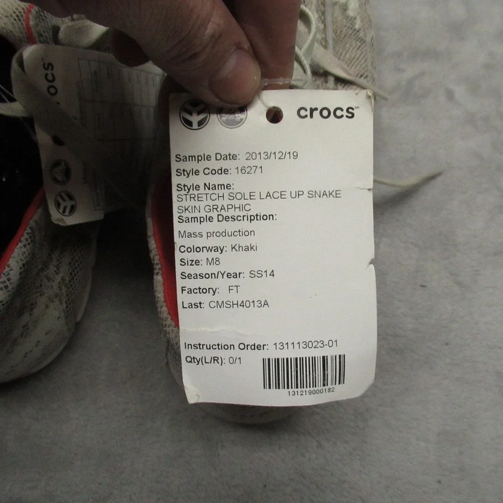 CROCS wear red