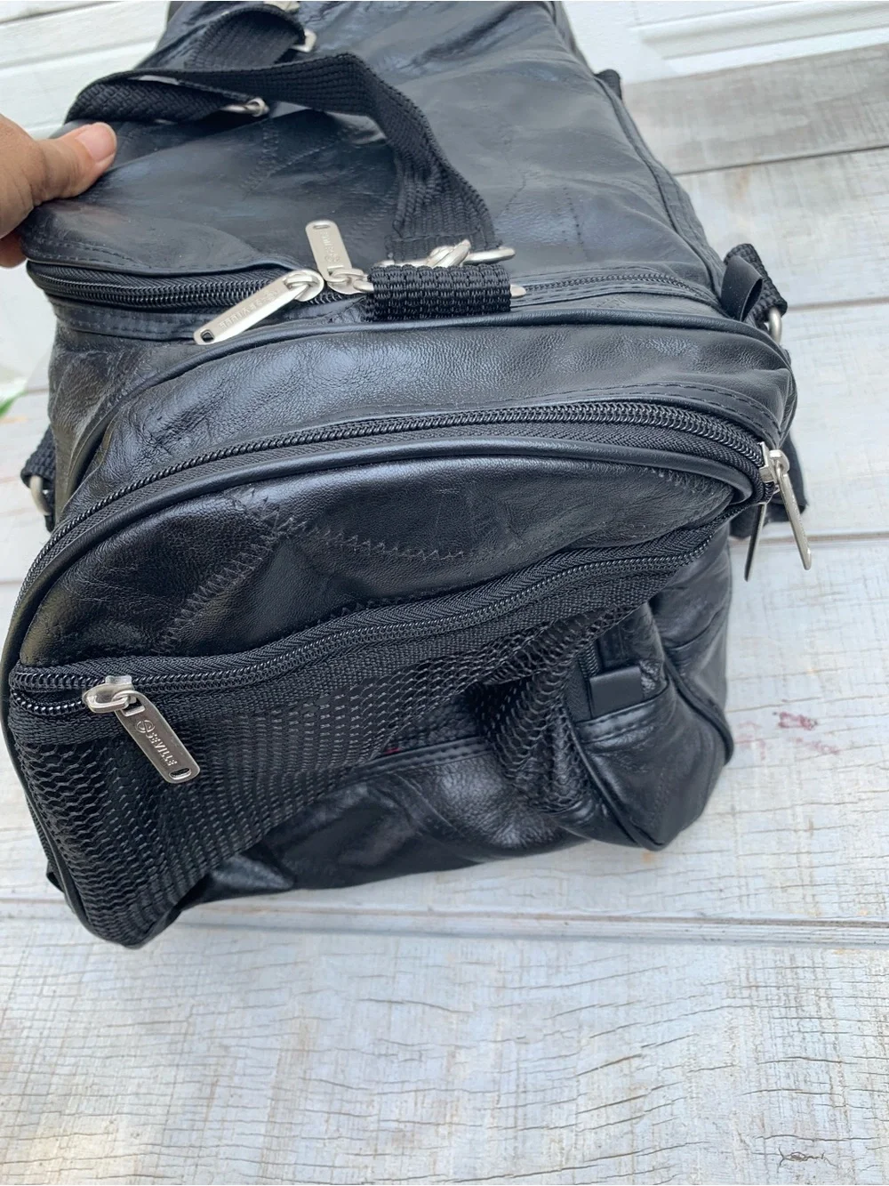 N/A shows carrying handles