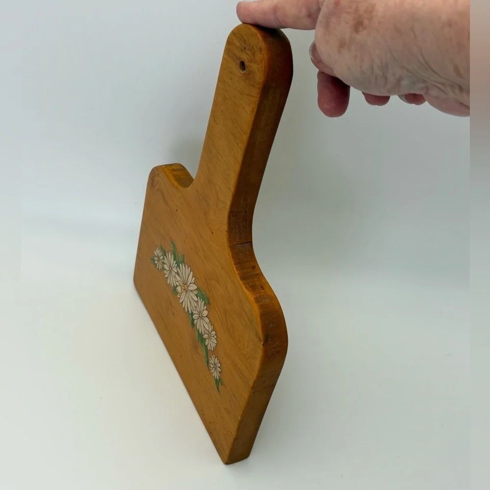Vintage Wooden Cutting Board with Diasy Design