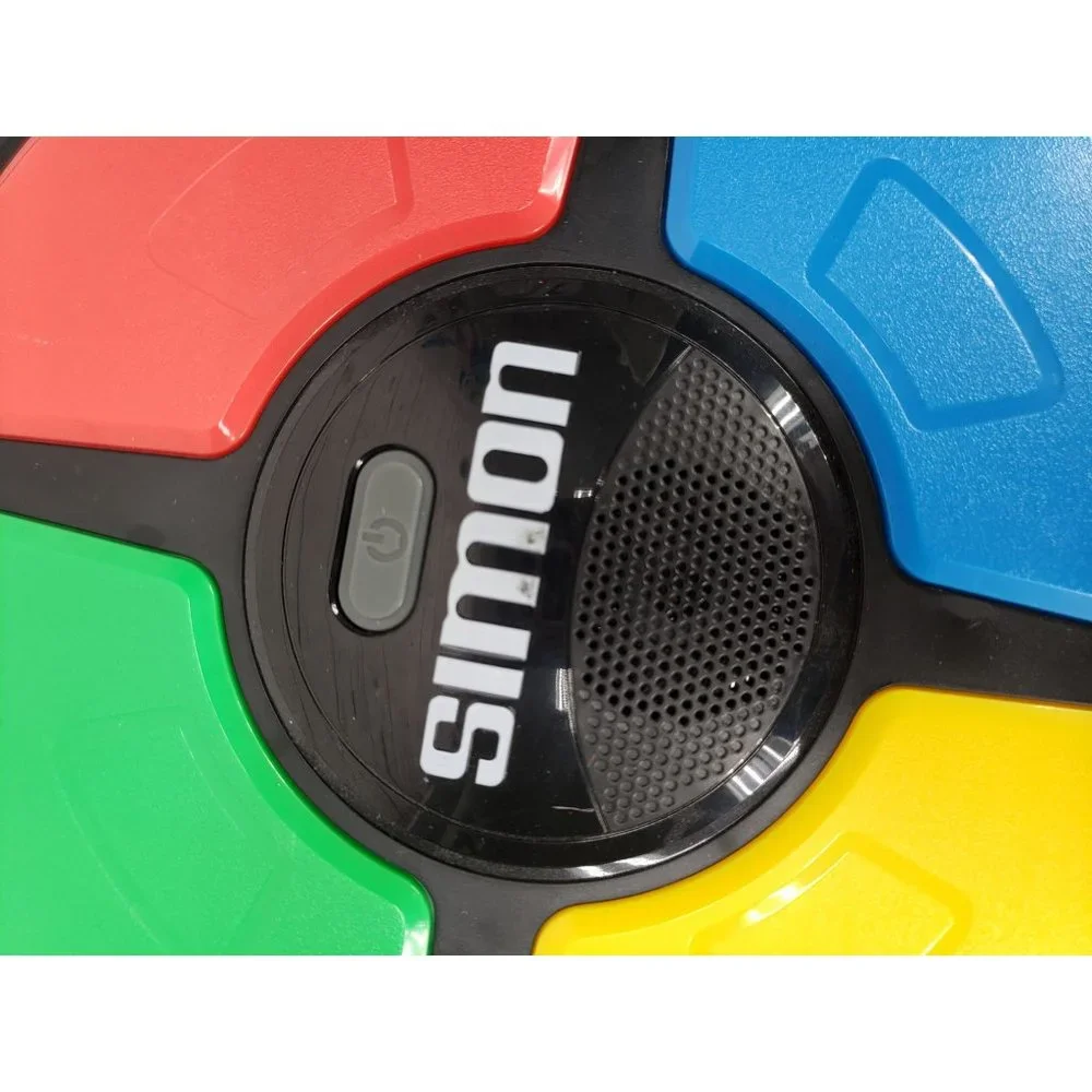 Hasbro 2015 Simon Says Electronic Battery‎ Operated Memory Game