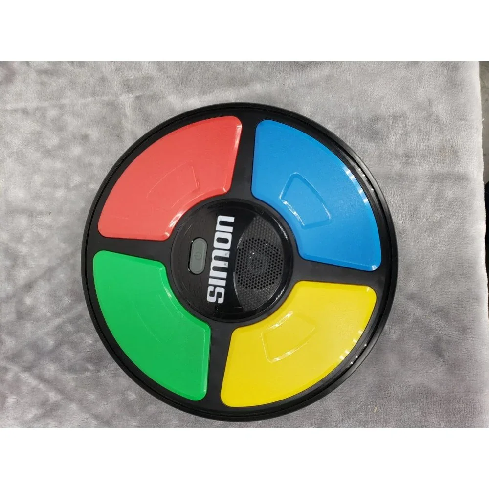 Hasbro 2015 Simon Says Electronic Battery‎ Operated Memory Game