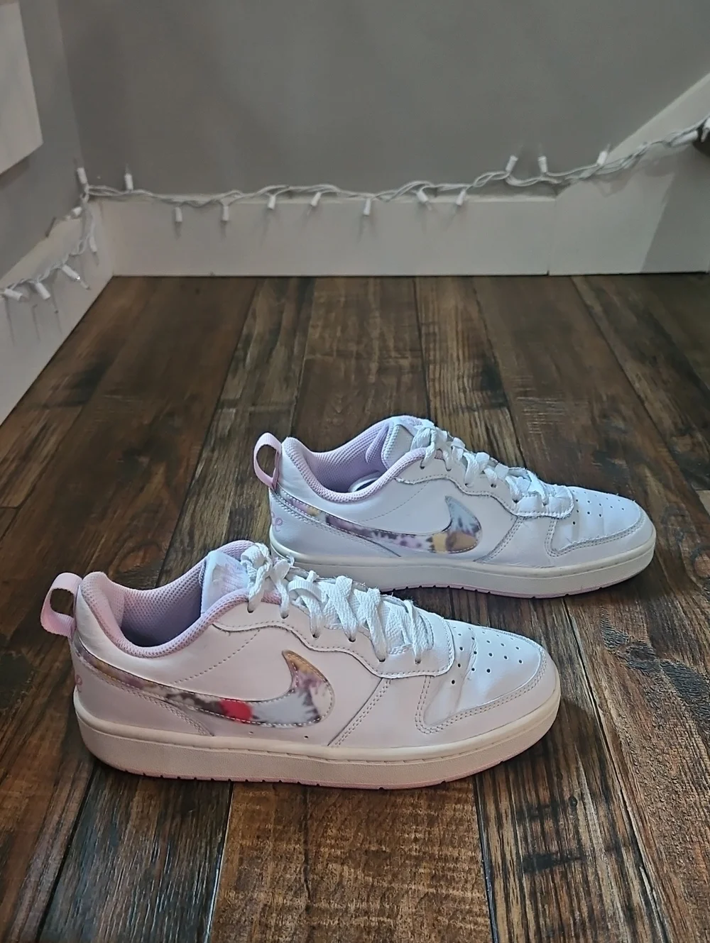 Nike white low