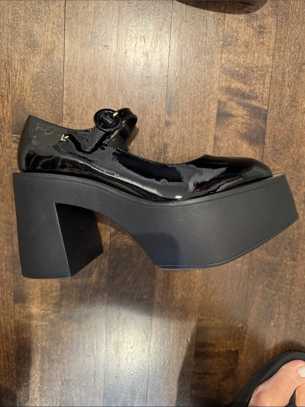 Larroude glossy black