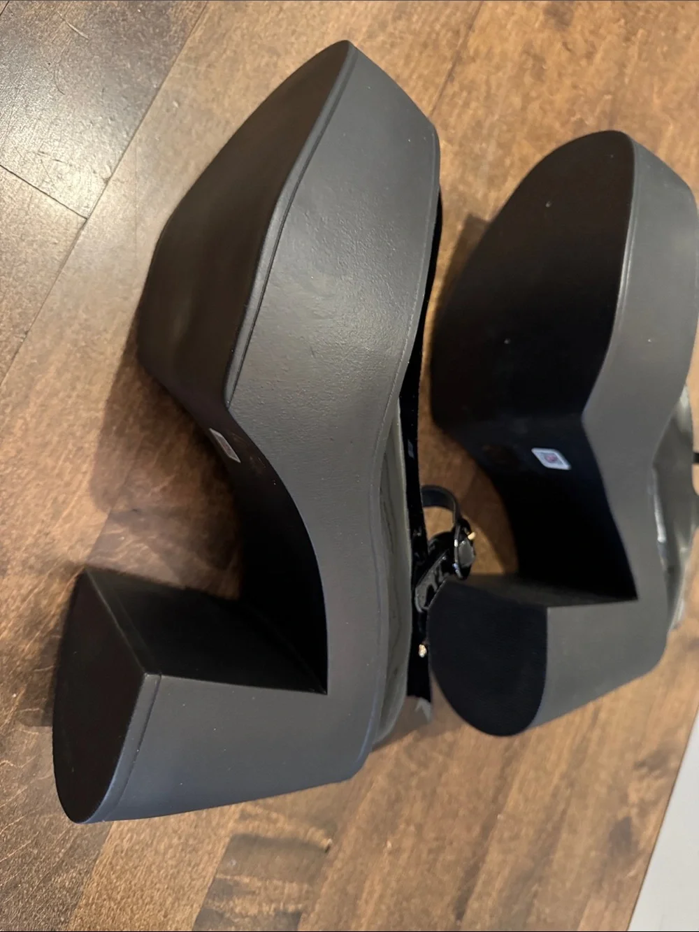 Larroude glossy black