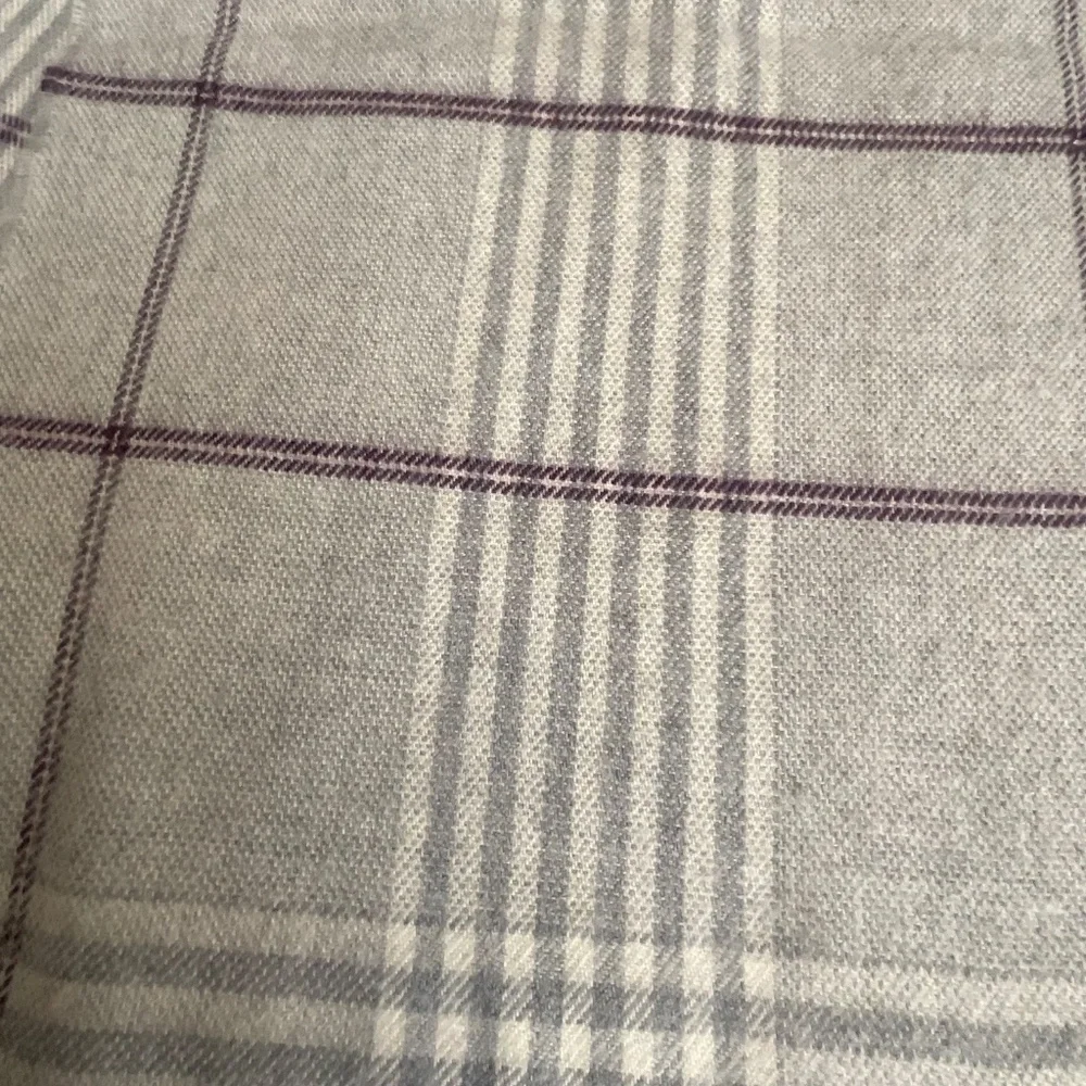 N/A grey cream