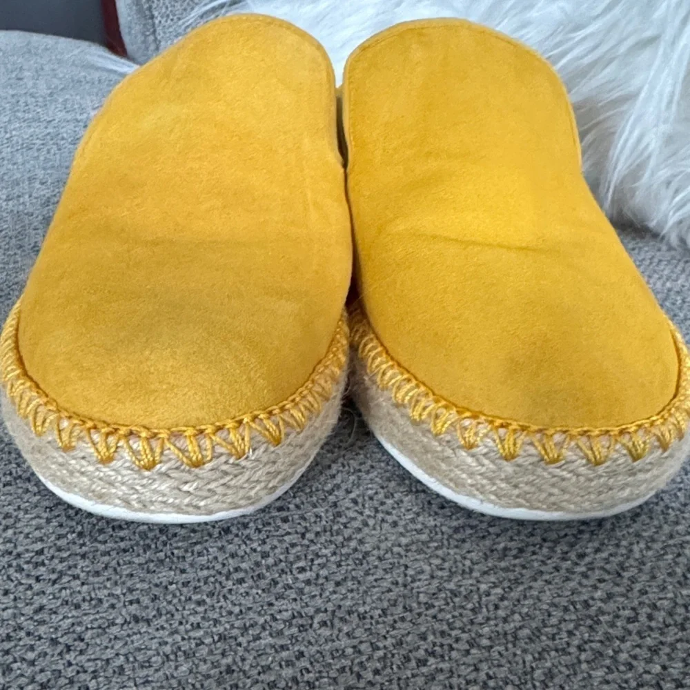 Dr. Scholls bright yellow