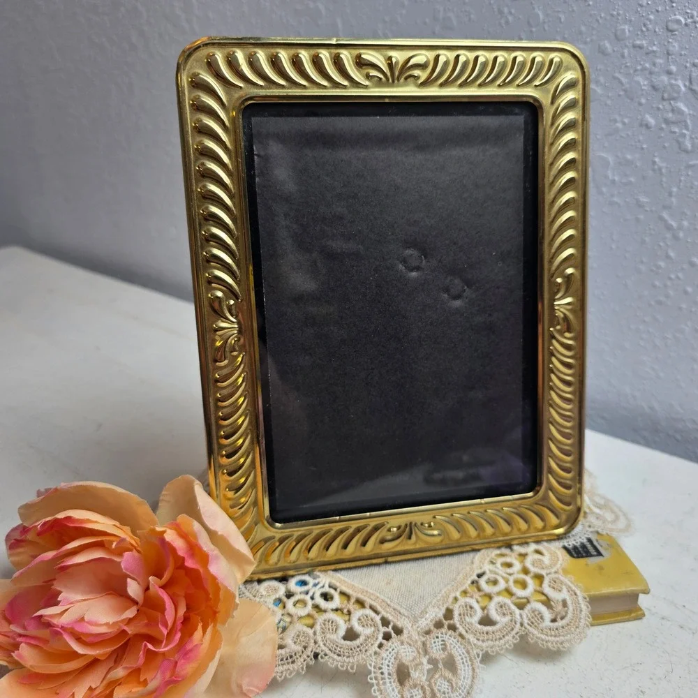 Vintage 80s Gold Ornate Embossed Metal Picture Frame Tabletop Easel Back‎